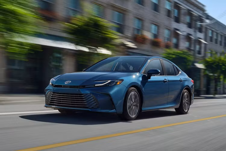 Xe sở hữu ngoại hình trẻ trung và hiện đại hơn hẳn so với thế hệ cũ nhờ được áp dụng ngôn ngữ thiết kế mới của Toyota. Khu vực đầu xe gây ấn tượng với cụm đèn pha hình cá mập đầu búa, lấy cảm hứng từ “người anh em” Prius.