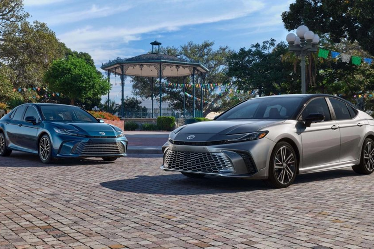 Khác với xe đang bán tại các thị trường khác, Toyota Camry 2025 tại Việt Nam chỉ có nội thất màu đen, đi cùng 5 màu ngoại thất là trắng, đen, đỏ, bạc và ghi xám. Toyota Camry thế hệ thứ 9 ra mắt lần đầu vào tháng 11/2023 tại thị trường Mỹ.