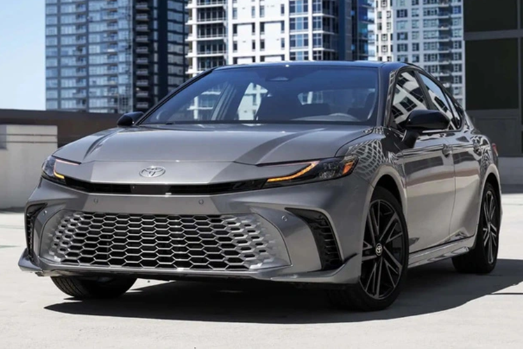 Theo thông tin từ tư vấn bán hàng, Toyota Camry 2025 tại Việt Nam dự kiến có 2 tùy chọn động cơ là 2.0L xăng và hệ truyền động hybrid. Điều này có chút khác biệt so với xe bán tại Mỹ khi ở xứ sở cờ hoa, xe có 2 tùy chọn hệ truyền động hybrid với công suất lần lượt là 225 mã lực và 232 mã lực.