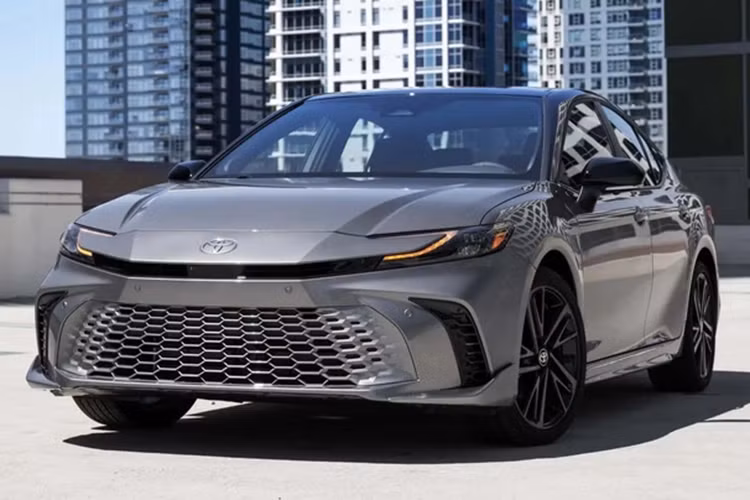 Theo thông tin từ tư vấn bán hàng, Toyota Camry 2025 tại Việt Nam dự kiến có 2 tùy chọn động cơ là 2.0L xăng và hệ truyền động hybrid. Điều này có chút khác biệt so với xe bán tại Mỹ khi ở xứ sở cờ hoa, xe có 2 tùy chọn hệ truyền động hybrid với công suất lần lượt là 225 mã lực và 232 mã lực.