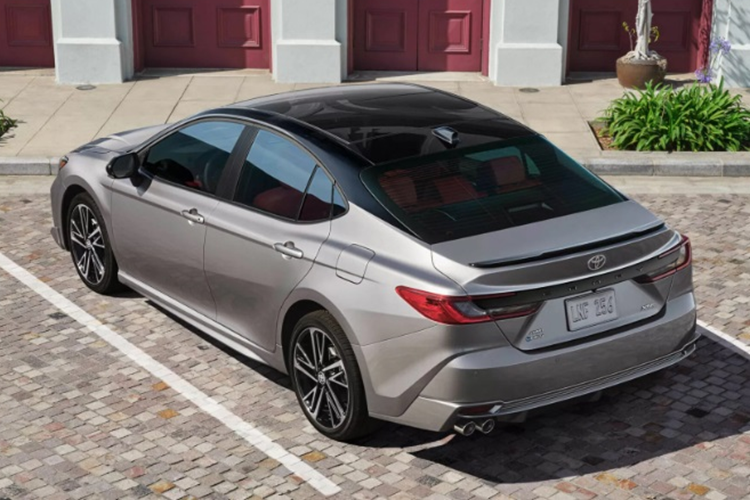 Đi kèm là hệ dẫn động cầu trước hoặc dẫn động bốn bánh (AWD). Hiện giá xe Toyota Camry 2025 vẫn chưa được tiết lộ. Phiên bản tiền nhiệm đang được bán ở Việt Nam với giá dao động từ 1,105 - 1,495 tỷ đồng.