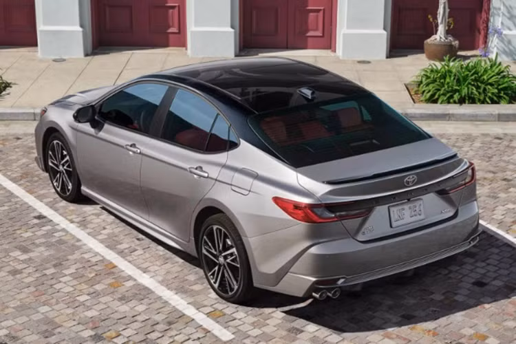 Đi kèm là hệ dẫn động cầu trước hoặc dẫn động bốn bánh (AWD). Hiện giá xe Toyota Camry 2025 vẫn chưa được tiết lộ. Phiên bản tiền nhiệm đang được bán ở Việt Nam với giá dao động từ 1,105 - 1,495 tỷ đồng.