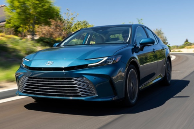 Dự kiến, Toyota Camry 2025 mới sẽ được phân phối tại Việt Nam với 3 phiên bản, gồm 2.0Q, 2.5HEV Mid và 2.5HEV Luxury. Tên gọi chính xác của các phiên bản có thể sẽ được thay đổi khi ra mắt.