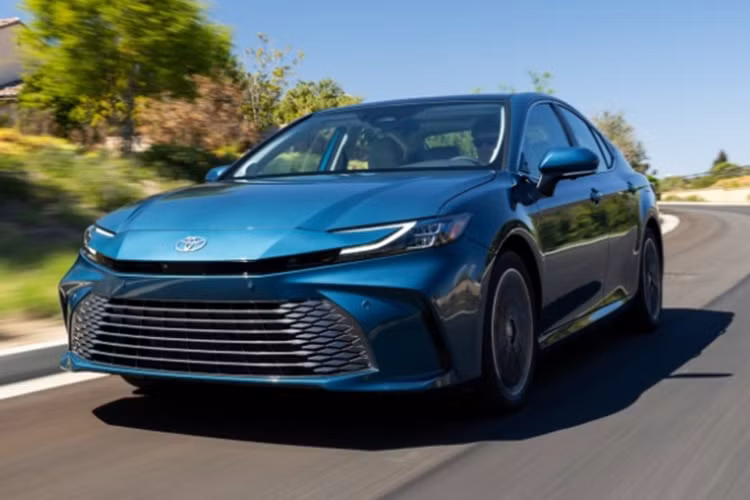 Dự kiến, Toyota Camry 2025 mới sẽ được phân phối tại Việt Nam với 3 phiên bản, gồm 2.0Q, 2.5HEV Mid và 2.5HEV Luxury. Tên gọi chính xác của các phiên bản có thể sẽ được thay đổi khi ra mắt.