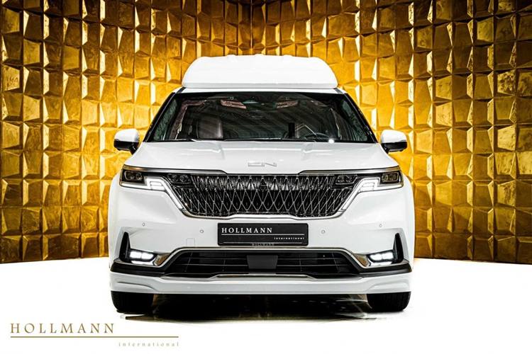 Kia Carnival của Hollman International sở hữu màu sơn trắng với điểm nhấn mạ chrome màu bạc ở một số chi tiết. Xe được trang bị bộ mâm hợp kim đa chấu kích thước 19 inch.