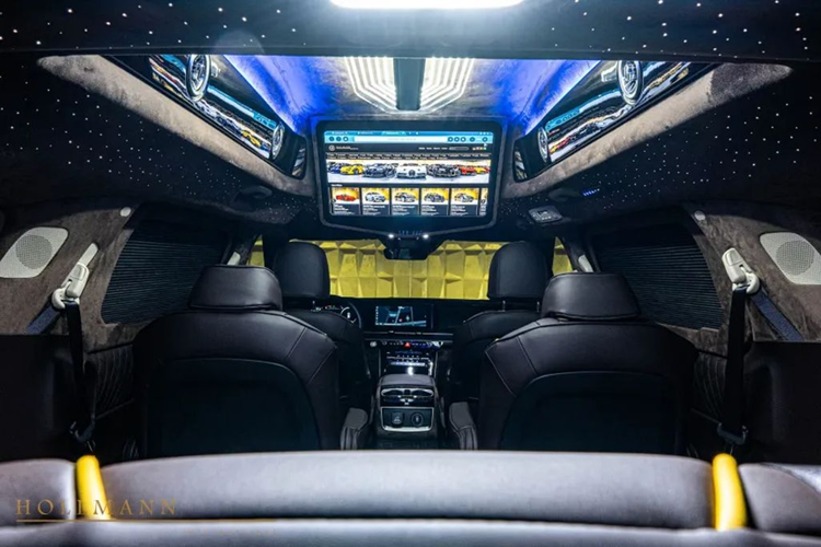Thảm lót sàn của xe có hoạ tiết như đá cẩm thạch. Hành khách ngồi ở hàng ghế sau được cung cấp một màn hình 27 inch của Samsung cùng hệ thống âm thanh cao cấp. Cuối cùng, rèm cửa là trang bị không thể thiếu đối với những hành khách chú trọng sự riêng tư.