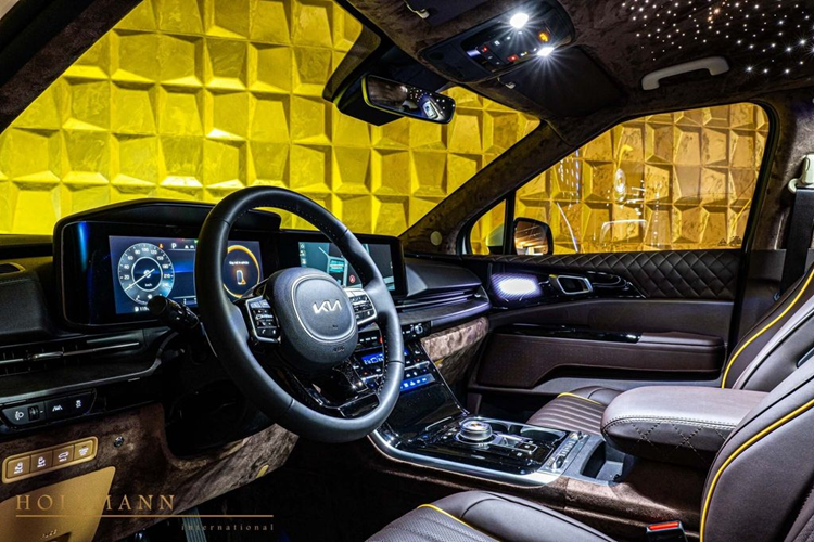 Ngoài ra, xe còn có trần bầu trời sao, một trang bị đặc trưng trên các mẫu xe Rolls-Royce. Kia Carnival Hollman có hệ thống ghế ngồi bố trí theo bố cục 2+2+3, bọc da Nappa cao cấp với tông màu nâu sang trọng.