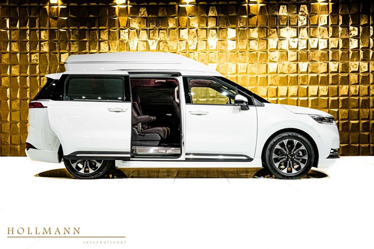 Với tất cả những nâng cấp nói trên, mức giá xe Kia Carnival Hollman lên tới 123.500 USD (khoảng 3,04 tỷ đồng). Trong khi đó, Kia Carnival thông thường ở Mỹ có giá bán từ 33.600 USD (khoảng 826 triệu đồng) đến 46.700 USD (khoảng 1,15 tỷ đồng).