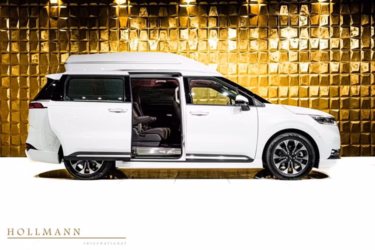 Với tất cả những nâng cấp nói trên, mức giá xe Kia Carnival Hollman lên tới 123.500 USD (khoảng 3,04 tỷ đồng). Trong khi đó, Kia Carnival thông thường ở Mỹ có giá bán từ 33.600 USD (khoảng 826 triệu đồng) đến 46.700 USD (khoảng 1,15 tỷ đồng).