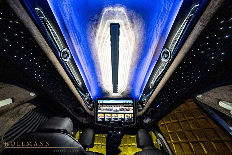 Một trong những thay đổi đáng chú ý nhất trên Kia Carnival Hollman là thiết kế trần cao, khiến nó rộng rãi hơn và cho phép đại lý lắp đặt thêm hệ thống đèn nội thất cầu kỳ, mang đến một không gian sang trọng, lấp lánh như cung điện.