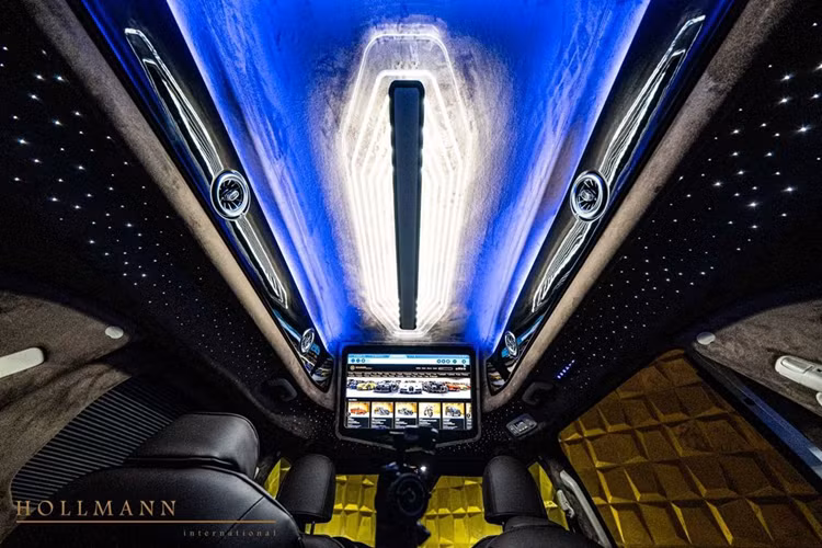 Một trong những thay đổi đáng chú ý nhất trên Kia Carnival Hollman là thiết kế trần cao, khiến nó rộng rãi hơn và cho phép đại lý lắp đặt thêm hệ thống đèn nội thất cầu kỳ, mang đến một không gian sang trọng, lấp lánh như cung điện.