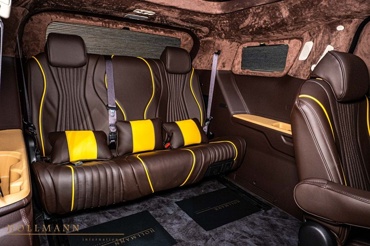 Về truyền động, Kia Carnival Hollman vẫn dùng động cơ V6 3,5L, tạo ra công suất 290 mã lực tại 6.400 vòng/phút và mô-men xoắn cực đại 355 Nm tại 5.000 vòng/phút. Khối động cơ này đi kèm hộp số tự động 8 cấp truyền lực đẩy tới bánh trước. Khả năng kéo của Kia Carnival tiêu chuẩn là 1.588 kg.