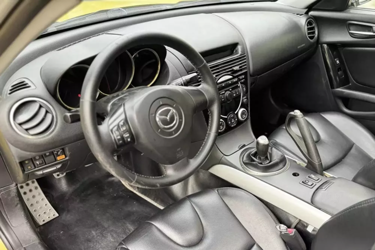 Tất nhiên là Mazda RX-8 không thể so sánh được với dòng xe Mercedes-Benz CLA45 AMG nhưng mức giá bán của chiếc xe trong bài viết này đã khiến không ít người nghĩ rao cho vui, vì cao gấp 2 đến 3 lần giá giao dịch thường thấy.