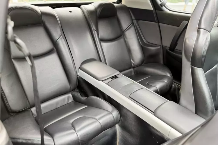 So với các xe Mazda RX-8 nguyên bản, chiếc xe này được lắp thêm bộ body kit thân rộng, điều này đã làm cho chiều rộng của xe tăng kích thước đáng kể, và sẽ khá đau đầu cho ai có ý định mua chơi trong thời điểm đăng kiểm rất khó khăn.