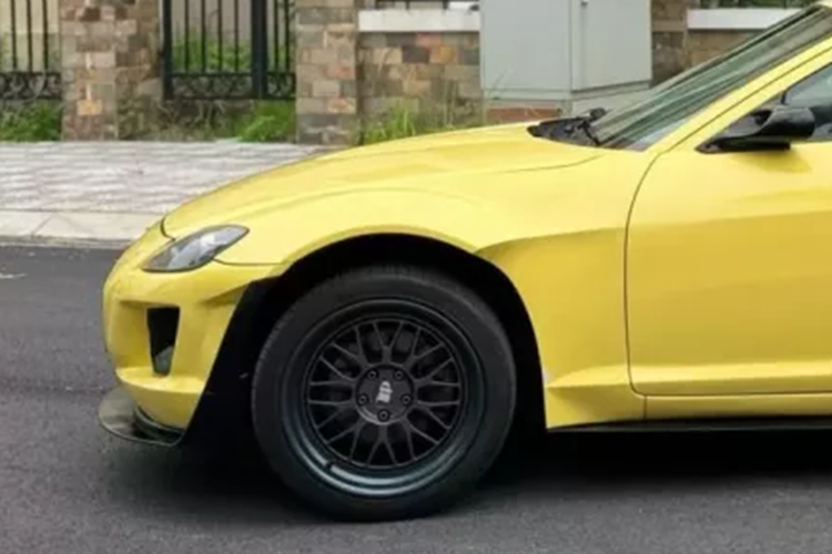 Theo đó, chiếc xe Mazda RX-8 đời 2005 này được chào bán lên đến 1,39 tỷ đồng, với mức giá này, chiếc xe JDM đang phải cạnh tranh với nhiều mẫu xe thể thao, xe chơi khác như Ford Mustang hay Mercedes-Benz CLA45 AMG.