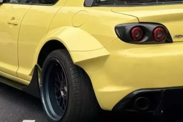 Bản độ này cho thấy vòm bánh xe sau được kéo rộng ra nhất, khiến thân xe bè ra, như các bản độ của Nhật Bản thường thấy, tiếp đến là vòm bánh xe trước cũng loe ra, nhưng không nhiều, xe có thêm tấm ốp kéo dài 2 bên đầu xe, bên sườn, nối từ bánh trước ra sau.