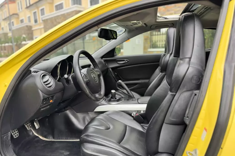 Điểm nổi bật nhất trên chiếc xe thể thao Mazda RX-8 này chính là việc xe được trang bị số sàn, chưa hết, ngoại thất xe đã được độ body kit thân rộng, nhìn khá bắt mắt. Dù vậy, cũng không thể nào làm cư dân mạng không khỏi tranh cãi với mức giá gần 1,4 tỷ đồng.