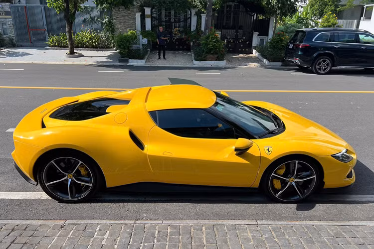 Siêu xe Ferrari 296 GTB vẫn sở hữu tính năng eManettino với các chế độ chạy eDrive, Hybrid, Performance và Qualify cùng với đó là các tính năng Manettino quen thuộc như tiêu chuẩn, thể thao, đua, CT off và cuối cùng là ESC off.