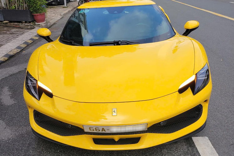 Siêu xe Ferrari 296 GTB đầu tiên về Việt Nam và mới được 1 doanh nhân Tp.HCM mua lại nhưng nhanh chóng bán đi có ngoại thất sơn màu vàng khá hiếu chiến, đi kèm đó còn có nhiều chi tiết sơn đen và bạc, xe thuộc bản tiêu chuẩn.