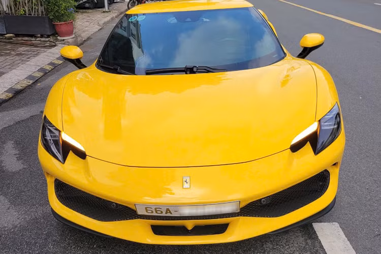 Siêu xe Ferrari 296 GTB đầu tiên về Việt Nam và mới được 1 doanh nhân Tp.HCM mua lại nhưng nhanh chóng bán đi có ngoại thất sơn màu vàng khá hiếu chiến, đi kèm đó còn có nhiều chi tiết sơn đen và bạc, xe thuộc bản tiêu chuẩn.