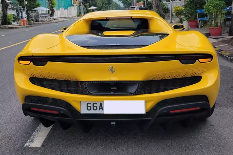 Lý do vì đây là chiếc siêu xe Ferrari 296 GTB lướt đầu tiên ở Việt Nam, và showroom xe đã qua sử dụng mất gần 1 năm mới tìm thấy chủ nhân. Cứ tưởng chiếc Ferrari 296 GTB với màu vàng tuyệt đẹp sẽ có chỗ định cư lâu dài thì bất ngờ 1 tuần sau đó, xe đã bị bán lại kín tiếng.