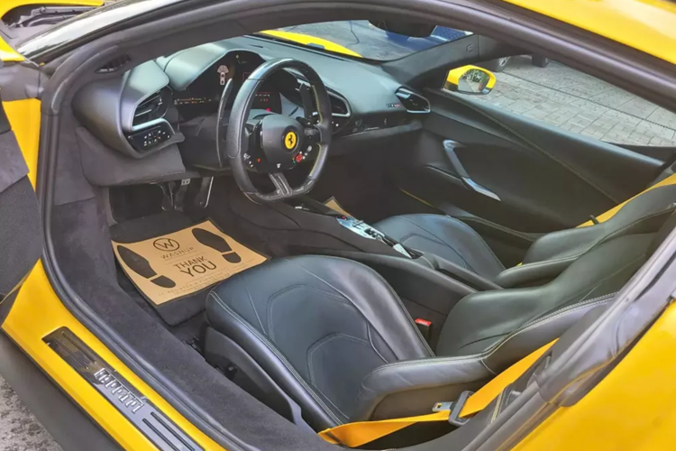 Hiện chưa rõ lý do đại gia Đồng Tháp bán Ferrari 296 GTB, nhưng lúc mua lại từ 1 công ty mua bán xe lướt, siêu ngựa mới chạy hơn 3.000 km và có giá thách cưới 23 tỷ đồng. Tính ra chủ xe thứ 2 của chiếc Ferrari 296 GTB màu vàng chỉ trải nghiệm xe được hơn 1 tuần.