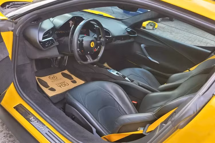 Hiện chưa rõ lý do đại gia Đồng Tháp bán Ferrari 296 GTB, nhưng lúc mua lại từ 1 công ty mua bán xe lướt, siêu ngựa mới chạy hơn 3.000 km và có giá thách cưới 23 tỷ đồng. Tính ra chủ xe thứ 2 của chiếc Ferrari 296 GTB màu vàng chỉ trải nghiệm xe được hơn 1 tuần.