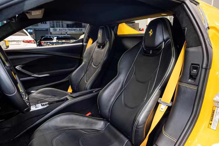 Thông số của mô-men xoắn cực đại do động cơ đốt trong và điện mang đến cho 296 GTB lần lượt là 425 Nm và 315 Nm. Hệ truyền động plug-in hybrid sẽ mang đến cho siêu xe Ferrari 296 GTB sẽ là 818 mã lực và mô-men xoắn cực đại là 740 Nm.