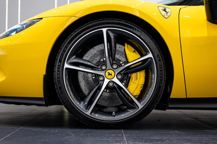 Điểm thú vị của siêu xe Ferrari 296 GTB sẽ đến từ hệ truyền động plug-in hybrid với động cơ xăng V6, dung tích 2.9 lít, tăng áp, đây cũng là đánh dấu việc khối động cơ V6 quay trở lại sau 5 thập kỷ vắng bóng, động cơ đốt trong sản sinh công suất tối đa 654 mã lực và động cơ điện mang đến thêm công suất tối đa 164 mã lực.