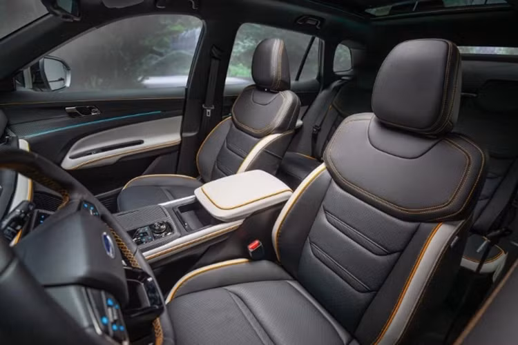 Xe có các trang bị tiện ích hiện đại như: bảng đồng hồ kỹ thuật số 12,3 inch; màn hình cảm ứng trung tâm 12,3 inch; hỗ trợ kết nối Apple CarPlay/Android Auto không dây, hàng ghế trước chỉnh điện tích hợp hệ thống thông gió, sạc không dây chuẩn Qi, cửa sổ trời toàn cảnh, cốp xe điện với tính năng mở bằng chân.