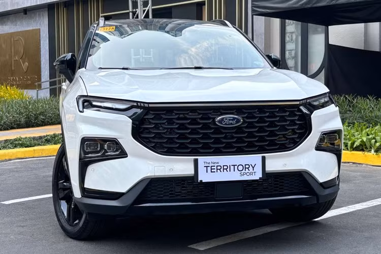 Mẫu xe SUV Ford Territory Sport 2025 được phát triển dựa trên bản Titanium X, xe sở hữu thiết kế hiện đại với một loạt các chi tiết được sơn đen, tương phản với màu sơn ngoại thất như: các tấm ốp, tấm chống trượt, viền đèn sương mù, ốp gương chiếu hậu, thanh ray trên giá nóc, mâm xe hợp kim và huy hiệu Territory ở phía sau.