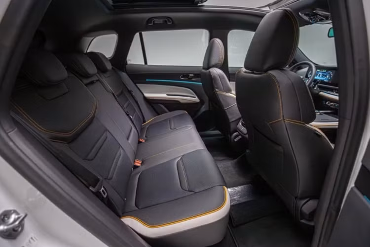 Ghế ngồi trên Ford Territory Sport 2024 được bọc da đục lỗ, các tấm ốp viền cửa và bảng điều khiển cũng được bọc da.