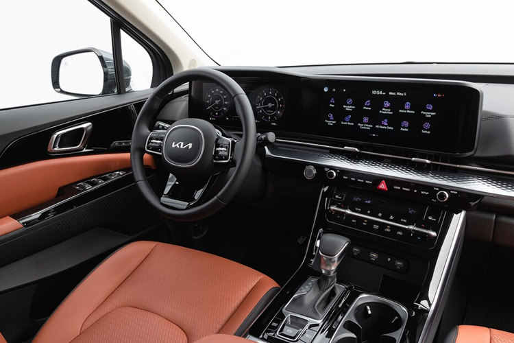 Ngoài giá bán được đại lý ưu đãi, mẫu Carnival mới xuất xưởng 2024 không có điểm gì khác biệt so với xe sản xuất năm 2023. Xe vẫn có cấu hình 8 chỗ và 7 chỗ cùng 2 tùy chọn động cơ xăng và dầu diesel.