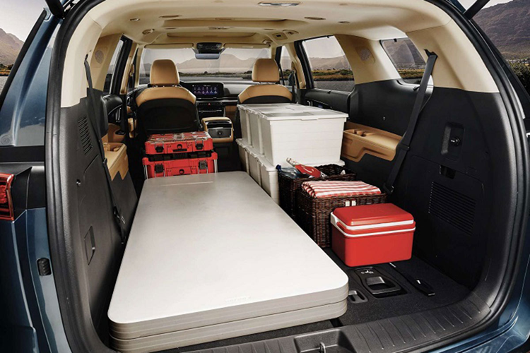 Mẫu MPV nhà Kia nổi bật với các trang bị hiện đại như: hệ thống đèn LED toàn phần, màn hình 12,3 inch, kết nối Apple CarPlay, Android Auto, điều hòa tự động 3 vùng, âm thanh 12 loa Bose, 2 cửa sổ trời lớn…