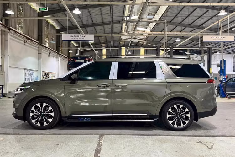 Về trang bị an toàn, trên các phiên bản cao cấp của Carnival sở hữu các tính năng hỗ trợ lái tiên tiến (ADAS), camera 360 độ và cảm biến va chạm trước/sau. Tại thị trường Hàn Quốc, Kia Carnival đã có bản facelift mới với một số thay đổi ở ngoại thất.