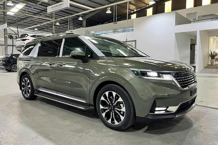 Theo chia sẻ từ tư vấn bán hàng, đây là lô xe Kia Carnival VIN 2024 mới xuất xưởng đầu năm nay chứ không phải xe sản xuất cũ được thanh lý. Chính vì thế, trang bị của xe vẫn không có sự khác biệt cho dù được thay đổi giá bán.