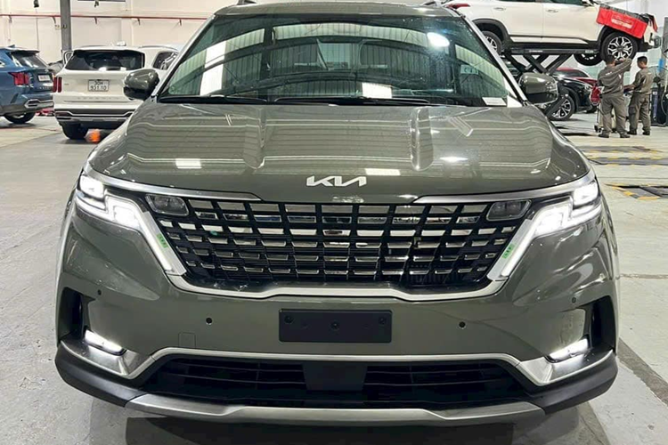 Tại thị trường Việt Nam, hiện mức giá xe Kia Carnival đang được phân phối chính hãng với 5 phiên bản dao động từ 1,209 - 1,799 tỷ đồng.