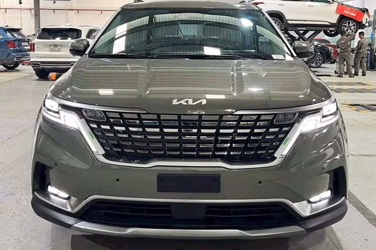 Tại thị trường Việt Nam, hiện mức giá xe Kia Carnival đang được phân phối chính hãng với 5 phiên bản dao động từ 1,209 - 1,799 tỷ đồng.