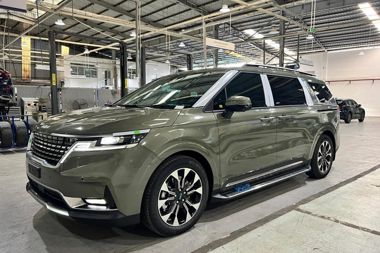 Ngoài việc Kia Carnival VIN 2024 giảm 40 triệu đồng, khách mua xe còn được đại lý tặng kèm một số phụ kiện chính hãng như: dán kính Llumar, lót sàn, lót cốp,...