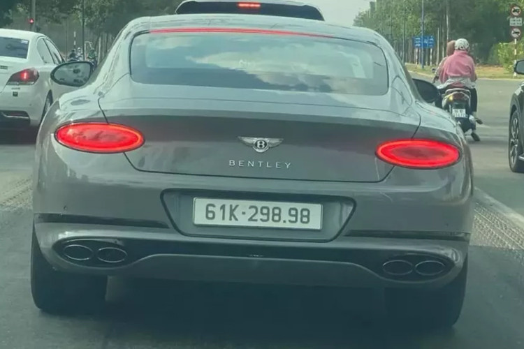 Vào tháng 10/2023, thông tin về việc chiếc coupe siêu sang Bentley Continental GT S V8 2023 đầu tiên đã về đến Việt Nam đã nhận được sự quan tâm không nhỏ của giới mê xe trong nước.