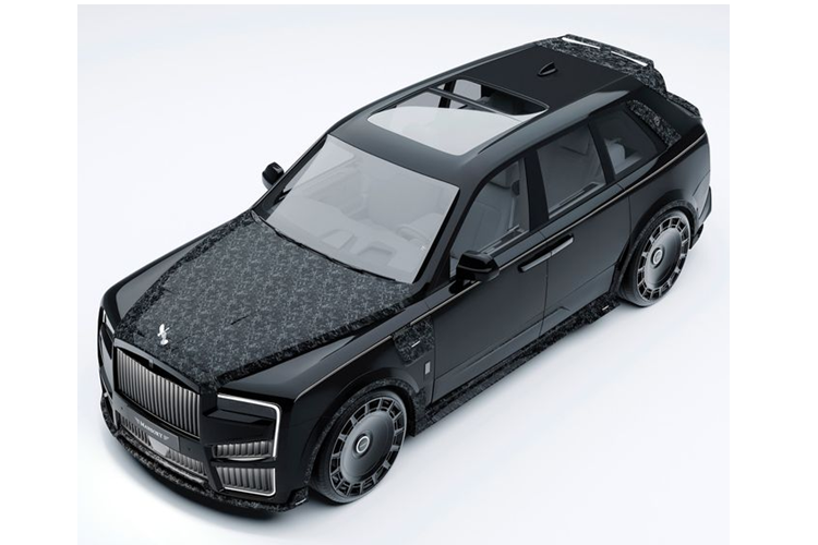 Không chỉ vậy, vòm bánh xe cũng được bổ sung ốp carbon, đi kèm bộ mâm đĩa đặc 24 inch của Mansory. Ở phía sau, xe có bộ khuếch tán sợi carbon đi kèm cặp ống xả đôi mang phong cách thể thao.