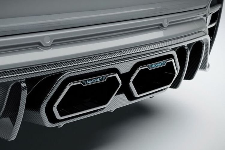 Tương tự phong cách được áp dụng trên những bản độ xe Rolls-Royce trong quá khứ, chiếc Rolls-Royce Cullinan Series II độ Mansory bổ sung nhiều chi tiết ngoại thất mới nhằm đem lại dáng vẻ hầm hố, mạnh mẽ hơn so với nguyên bản.