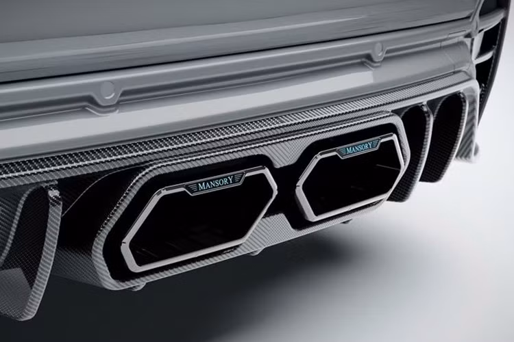 Tương tự phong cách được áp dụng trên những bản độ xe Rolls-Royce trong quá khứ, chiếc Rolls-Royce Cullinan Series II độ Mansory bổ sung nhiều chi tiết ngoại thất mới nhằm đem lại dáng vẻ hầm hố, mạnh mẽ hơn so với nguyên bản.