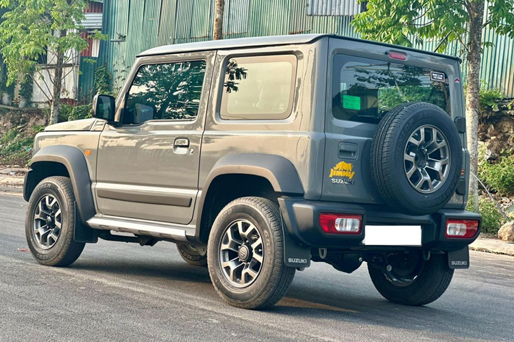 Về trang bị an toàn, Suzuki Jimny sẽ sở hữu loạt tính năng hỗ trợ lái như: chống bó cứng phanh, cân bằng điện tử, hỗ trợ lên dốc, hỗ trợ xuống dốc và hệ thống 6 túi khí. Cung cấp sức mạnh cho Suzuki Jimny tại thị trường Việt Nam là động cơ xăng hút khí tự nhiên 1.5L 4 xi-lanh cho ra công suất tối đa 101 mã lực và 130 Nm mô-men xoắn.