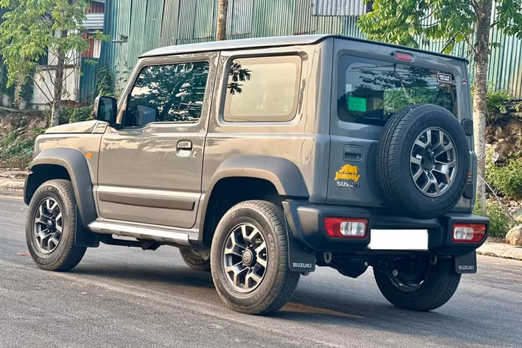 Về trang bị an toàn, Suzuki Jimny sẽ sở hữu loạt tính năng hỗ trợ lái như: chống bó cứng phanh, cân bằng điện tử, hỗ trợ lên dốc, hỗ trợ xuống dốc và hệ thống 6 túi khí. Cung cấp sức mạnh cho Suzuki Jimny tại thị trường Việt Nam là động cơ xăng hút khí tự nhiên 1.5L 4 xi-lanh cho ra công suất tối đa 101 mã lực và 130 Nm mô-men xoắn.