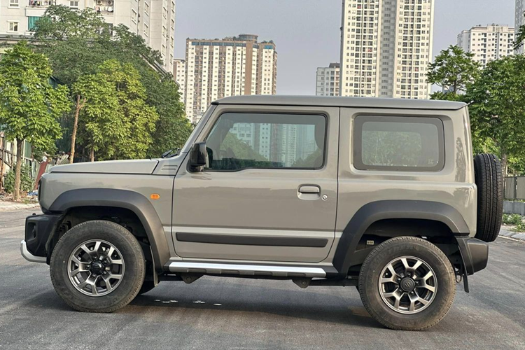 Qua hình ảnh người bán đăng tải có thể thấy, chiếc Suzuki Jimny đã qua sử dụng này sở hữu màu sơn ngoại thất xám xi măng. Tổng quan xe vẫn còn rất mới. Đáng chú ý, xe đã được nâng cấp đèn sương mù.