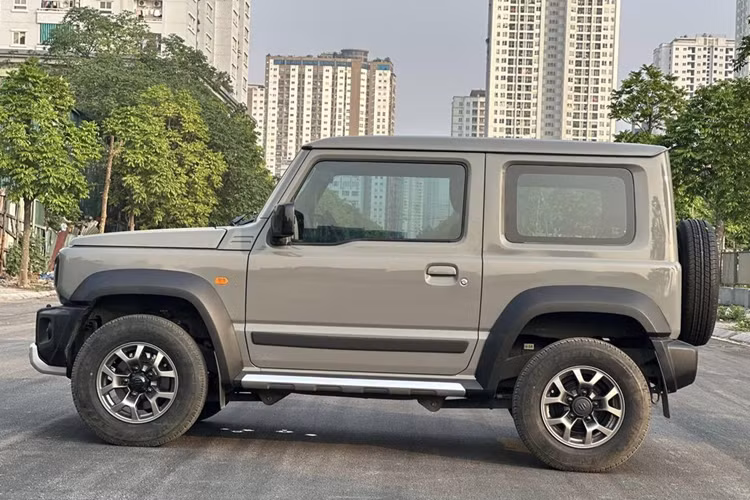 Qua hình ảnh người bán đăng tải có thể thấy, chiếc Suzuki Jimny đã qua sử dụng này sở hữu màu sơn ngoại thất xám xi măng. Tổng quan xe vẫn còn rất mới. Đáng chú ý, xe đã được nâng cấp đèn sương mù.