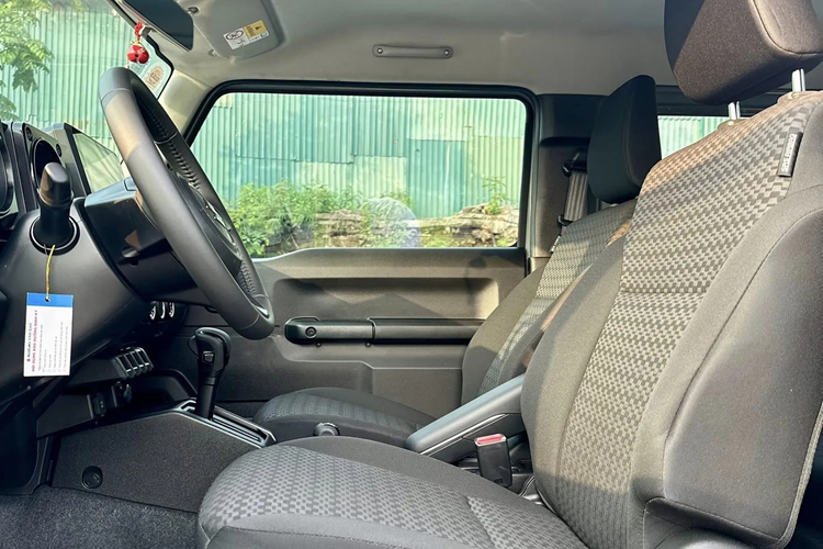 Về nội thất, vì là xe chuyên dành cho off-road nên khoang cabin của Suzuki Jimny được thiết kế khá đơn giản. Tuy nhiên, xe vẫn có đầy đủ các tiện ích như: vô lăng bọc da tích hợp phím chức năng, bảng đồng hồ analogue với màn hình đa thông tin ở giữa, màn hình cảm ứng trung tâm 7 inch có kết nối Apple CarPlay/Android Auto.
