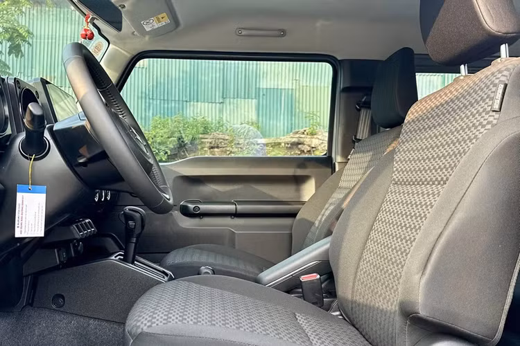 Về nội thất, vì là xe chuyên dành cho off-road nên khoang cabin của Suzuki Jimny được thiết kế khá đơn giản. Tuy nhiên, xe vẫn có đầy đủ các tiện ích như: vô lăng bọc da tích hợp phím chức năng, bảng đồng hồ analogue với màn hình đa thông tin ở giữa, màn hình cảm ứng trung tâm 7 inch có kết nối Apple CarPlay/Android Auto.