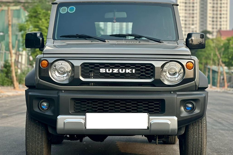 Như vậy so với giá bán niêm yết, chiếc Suzuki Jimny “siêu lướt” trong bài đang có giá bán cao hơn chỉ 1 triệu đồng. Đây là một mức giá khá lý tưởng cho những ai đang có nhu cầu sở hữu ngay chiếc SUV đậm chất địa hình này mà không muốn phải chờ đợi.